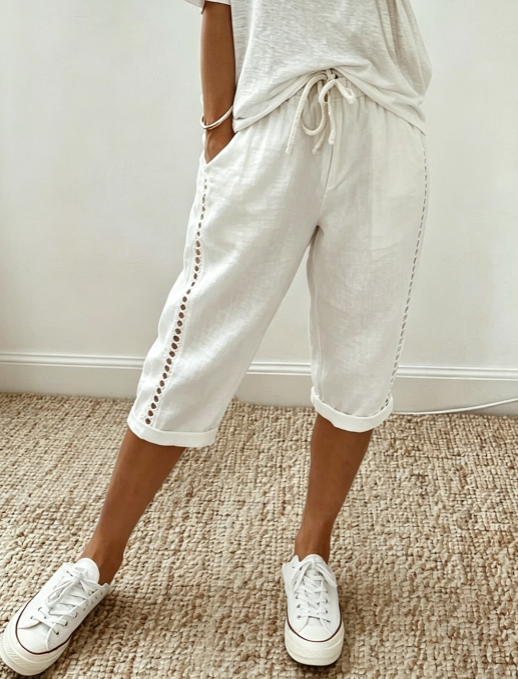 Nyhet✨👖 Elastiska, korta byxor med hög midja och spetsdetaljer – mjuka och bekväma att ha på sig hela dagen