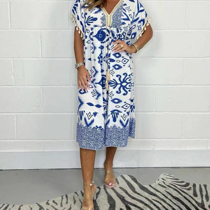 Elegant och chic klänning med tryckt V-ringning och tasselutsmyckning