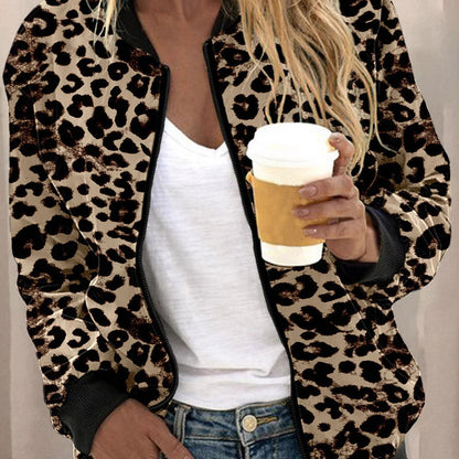 Damjacka med leopardmönster och dragkedja