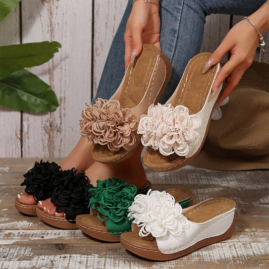 Sandaler med kilklack och blommiga applikationer för damer