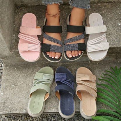 Dämpade platta sandaler med flera remmar