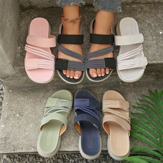 Dämpade platta sandaler med flera remmar