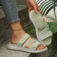 Dämpade platta sandaler med flera remmar