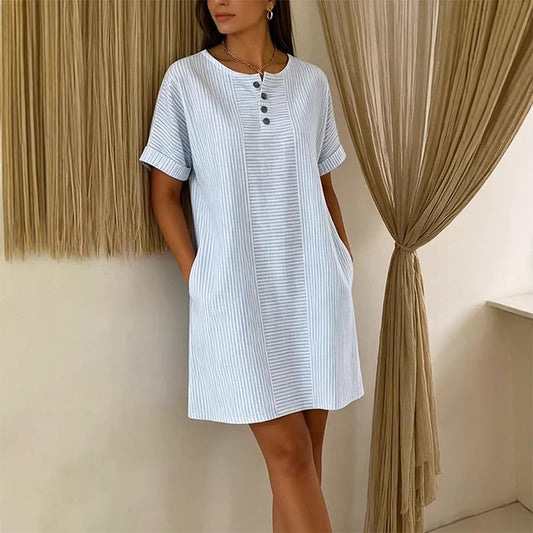 👗🌸 Avslappnad randig klänning med fickor och knappar