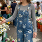 👖🌸 Denimoverall med blommönster och justerbara hängslen
