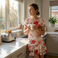 👗🌸 Elegant blommig klänning med markerad midja och rynkad nederkant