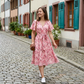 👗🌸 V-ringad blommig maxiklänning med volangärmar och bälte