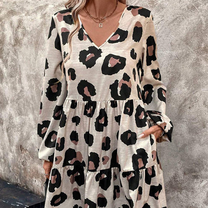 👗 Klassisk V-ringad leopardklänning
