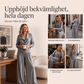 Damset med ledig krageblus och vida byxor